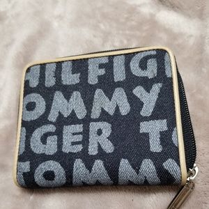 Small wallet with coin pocket